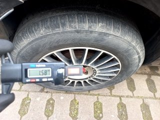 FIAT PUNTO 1.4 ATTRACTIVE 8V FLEX 4P MANUAL Pneu traseiro dir.