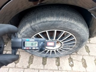 FIAT PUNTO 1.4 ATTRACTIVE 8V FLEX 4P MANUAL Pneu traseiro esq.