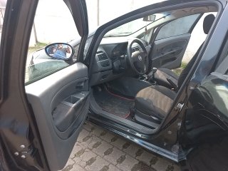 FIAT PUNTO 1.4 ATTRACTIVE 8V FLEX 4P MANUAL Porta e interior motorista