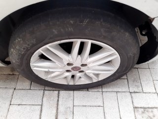 FIAT PUNTO ESSENCE 1.6 Pneu dianteiro dir.
