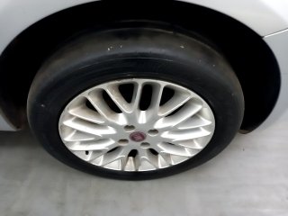 FIAT PUNTO ESSENCE 1.6 Pneu dianteiro dir.