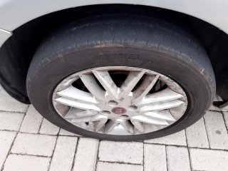 FIAT PUNTO ESSENCE 1.6 Pneu dianteiro esq.