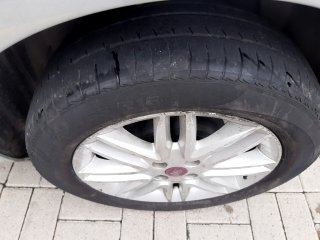 FIAT PUNTO ESSENCE 1.6 Pneu traseiro esq.