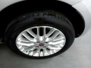 FIAT PUNTO ESSENCE 1.6 Pneu traseiro esq.