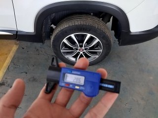 FIAT TORO VOLCANO AT9 D4 Pneu traseiro esq.