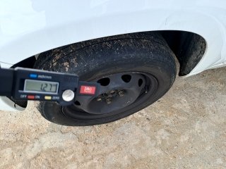 FIAT UNO ECONOMY Pneu dianteiro esq.