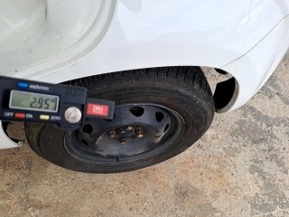 FIAT UNO ECONOMY Pneu traseiro esq.