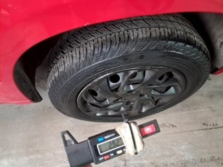 FIAT UNO VIVACE 1.0 Pneu dianteiro dir.