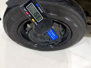 FIAT UNO VIVACE 1.0 Pneu traseiro dir.