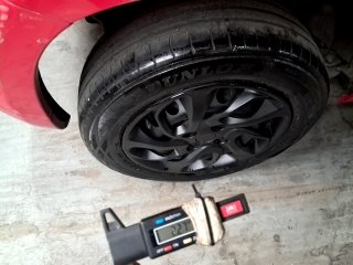 FIAT UNO VIVACE 1.0 Pneu traseiro dir.