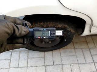 FIAT UNO VIVACE 1.0 Pneu traseiro dir.