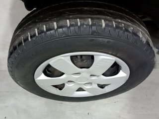 FIAT UNO VIVACE 1.0 Pneu traseiro dir.
