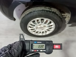 FIAT UNO VIVACE 1.0 Pneu traseiro dir.
