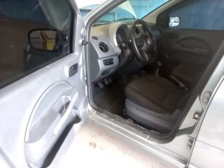 FIAT UNO VIVACE 1.0 Porta e interior motorista