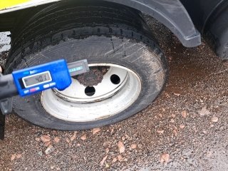 FORD CARGO 816 E/816 S Turbo 2p (diesel)(E5)  Pneu traseiro dir.
