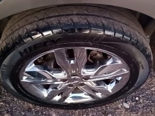 FORD EDGE V6 Pneu traseiro esq.
