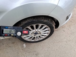 FORD FIESTA SD 1.6LTIA Pneu dianteiro dir.