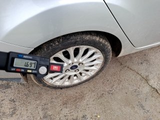 FORD FIESTA SD 1.6LTIA Pneu traseiro dir.