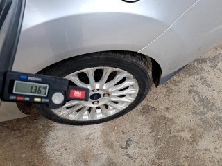 FORD FIESTA SD 1.6LTIA Pneu traseiro esq.