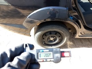 FORD FIESTA SEDAN FLEX Pneu traseiro dir.