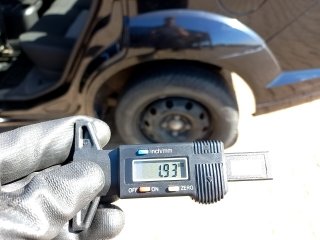 FORD FIESTA SEDAN FLEX Pneu traseiro esq.