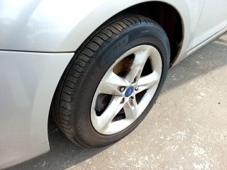 FORD FOCUS 2L HC FLEX Pneu dianteiro esq.