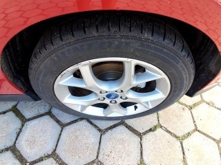 FORD FOCUS SE AT 2.0HC Pneu traseiro esq.