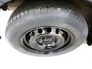 FORD KA SE 1.0 SD C Pneu traseiro dir.