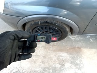 GM CORSA HATCH MAXX Pneu dianteiro esq.