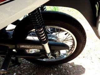 HONDA BIZ 110I Pneu traseiro esq.