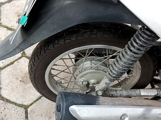 HONDA BIZ 110I Pneu traseiro esq.