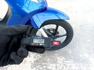 HONDA BIZ 125 Pneu dianteiro dir.
