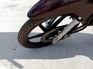 HONDA BIZ 125 Pneu dianteiro esq.