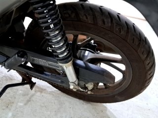 HONDA BIZ 125 Pneu traseiro esq.