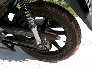 HONDA BIZ 125 Pneu traseiro esq.