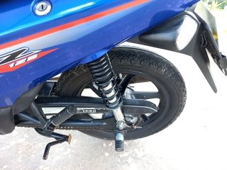HONDA BIZ 125 Pneu traseiro esq.