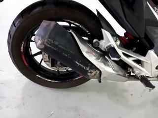 HONDA CB 250F TWISTER Pneu traseiro dir.