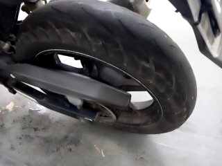 HONDA CB 300R 290 Pneu traseiro esq.