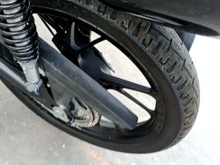 HONDA CG 160 FAN Pneu traseiro esq.