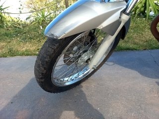 HONDA CG150 FAN ESDI Pneu dianteiro esq.