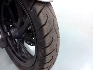 HONDA PCX 150 150 Pneu traseiro esq.