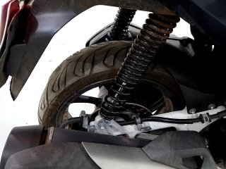 HONDA PCX 150 ABS Pneu traseiro dir.