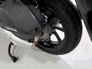 HONDA PCX 150 Pneu traseiro esq.
