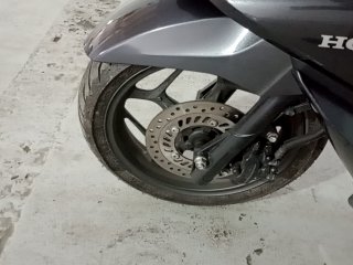 HONDA PCX 160 Pneu dianteiro esq.