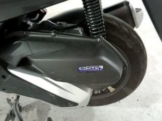 HONDA PCX 160 Pneu traseiro esq.