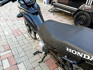 HONDA POP 110I Porta e interior motorista