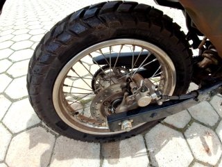 HONDA XRE 190 Pneu traseiro dir.