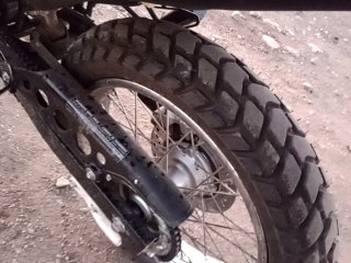 HONDA XRE 190 Pneu traseiro esq.