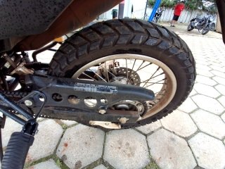 HONDA XRE 190 Pneu traseiro esq.