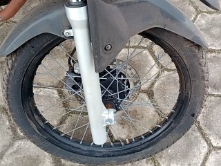 HONDA XRE 300 ABS Pneu dianteiro esq.